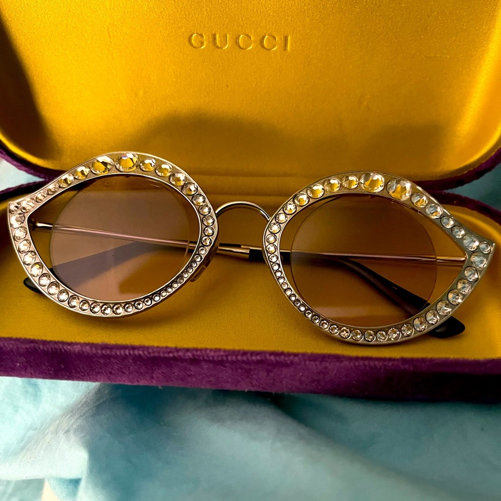 GUCCI 🔥🔥Crystal studded sunglasses 🔥🔥